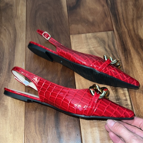 New -never worn red pointed toe fake gator flats with gold chain accent - Picture 2 of 4